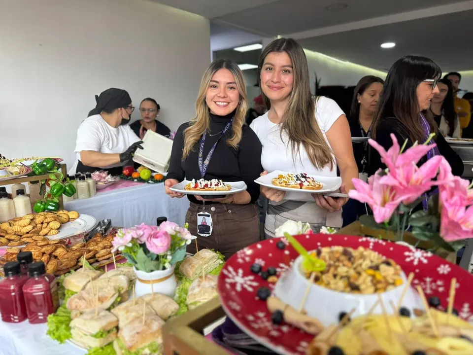 Equipo de Antídoto sirviendo un buffet con flores y pasabocas