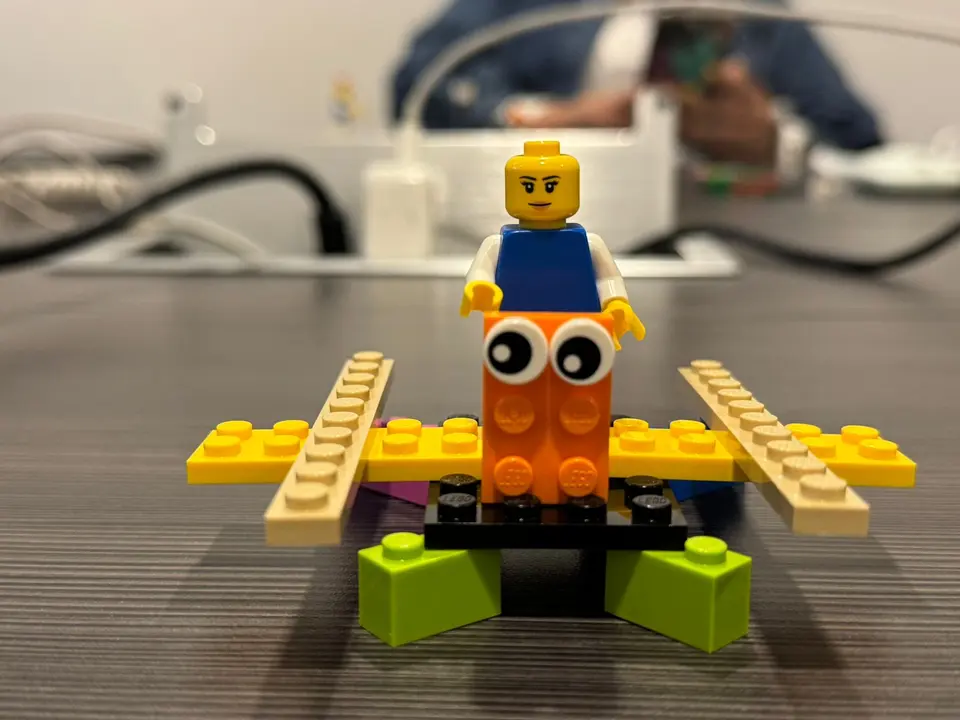Figura armada con piezas de construcción