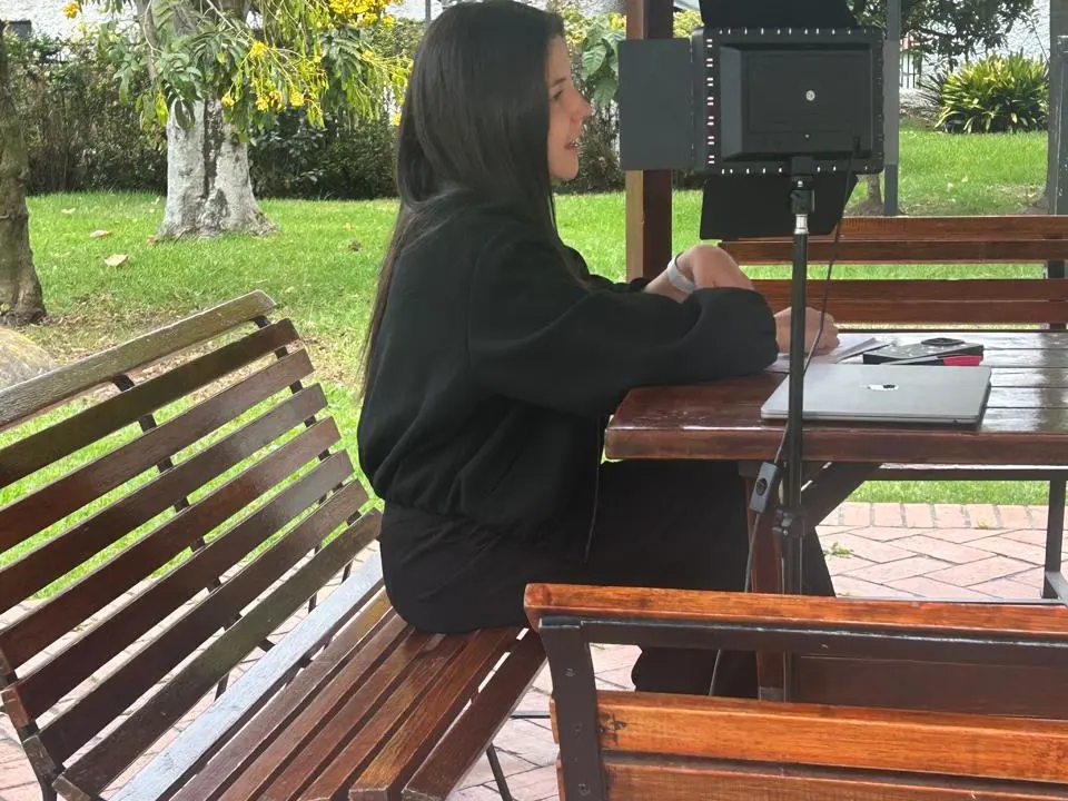 Grabación al aire libre con cámara y luz de estudio